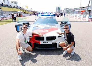 Die DTM-Asse Kelvin van der Linde und der amtierende Champion Sheldon van der Linde (v.l.n.r.) beim LIQUI MOLY Motorrad Grand Prix Deutschland auf dem Sachsenring
