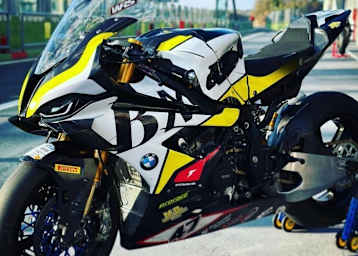 Die BMW von B-Max Racing ist ein Hingucker