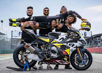 Gabriele Ruiu wird von seinem BMW-Team auf Händen getragen