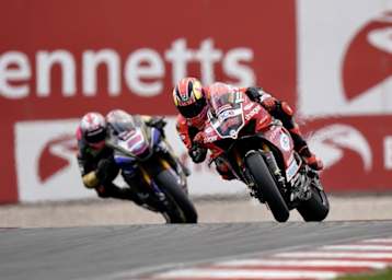 Tom Sykes vor Bradley Ray