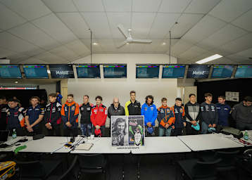 Eine Schweigeminuten zu Ehren von Steeman und Read