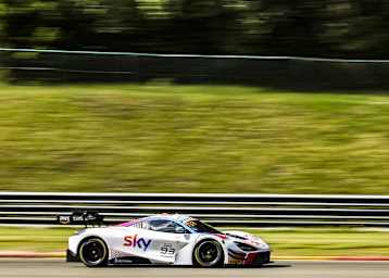 Im McLaren 720S GT3 von SKY - Tempesta Racing feiert Jeffrey Schmidt bei den 24h Spa sein Comeback im Motorsport