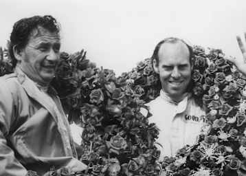 Hans Herrmann (li.) nach dem Sieg bei den 24h Le Mans 1970