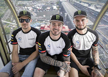 Ilya Mikhalchik (re.) schwebt über Suzuka