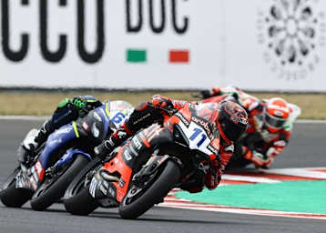 Nicolo Bulega (Ducati) und Stefano Manzi (Ducati) fuhren bereits auf das Podium