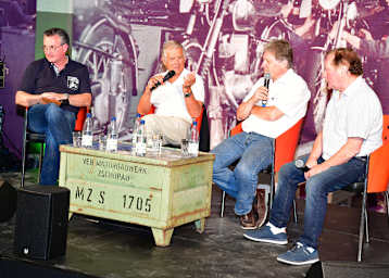 Giacomo Agostini mit unter anderen Martin Wimmer im Museum in Zschopau