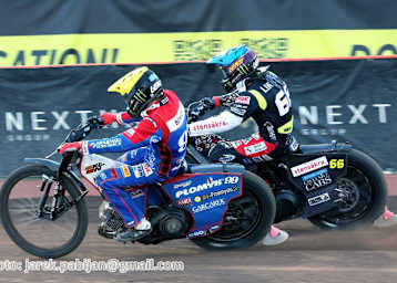 Dan Bewley (vorne) gegen Fredrik Lindgren