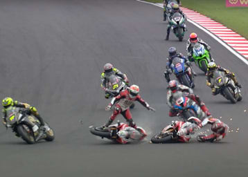 Bridewell (rechts) krachte in das Heck von Teamkollege Irwin (Links)