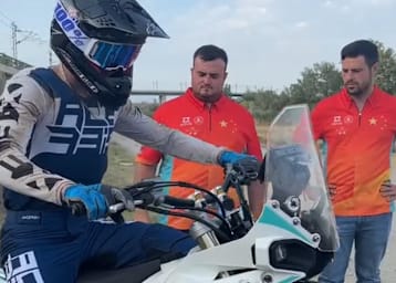 Mason Klein testete die offizielle Kove 450 Rallye des China Racing Teams