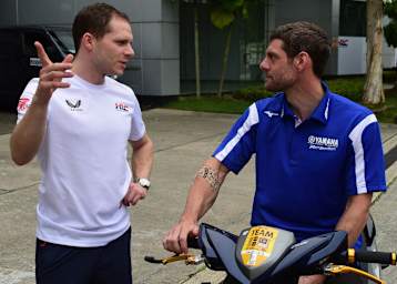 Stefan Bradl und Cal Crutchlow unterhielten sich am Nachmittag kurz