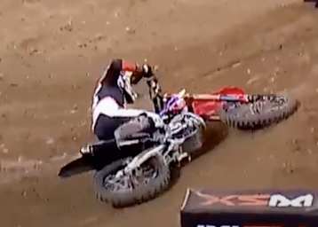 Ken Roczen stürzte im ersten Lauf in Führung liegend und fiel auf Rang 6 zurück