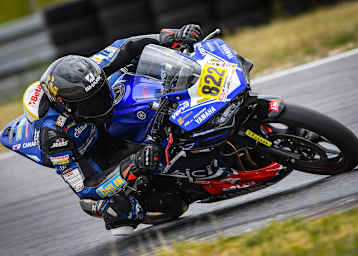 Bartosz Zmarzlik auf der Yamaha R3