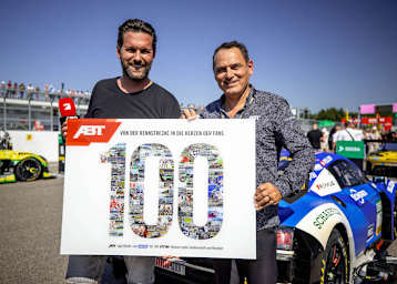 Hans-Jürgen Abt überreichte Matthias Killing am Sonntag in der Startaufstellung ein Geschenk zum Jubiläum 