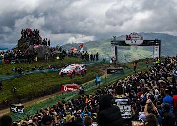 Dani Sordo beim Sprung auf Fafe