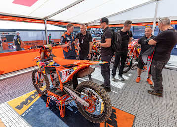 Liam Everts mit Auspuff-Hersteller Akrapovic beim MXoN