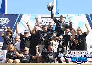 Kenny Foray (mit Helm in der Hand) feiert seinen Titel 2023