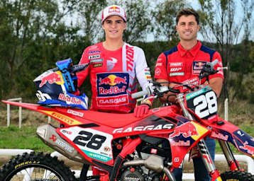 GASGAS-Fahrer Marc-Antoine Rossi mit Teamchef Davide De Carli