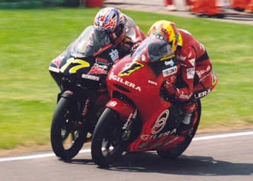 Steve Jenkner (17) gegen Manuel Poggiali (1) in der letzten Runde 2002 auf dem Sachsenring