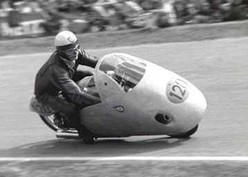 Werner Haas siegte nach 1952 auch 1954 (Foto) bei seinen Heim-GP auf der Solitude