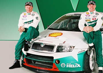 Manfred Hiemer (li.) zusammen mit Schwarz in Skoda-WM-Team