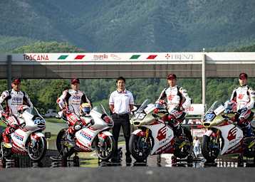 Die Moto3-Fahrer Aji (64) und Furusato (72), Aoyama, rechts Chantra (35) und Ogura (79)