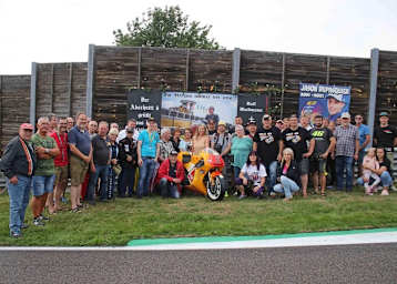 Die Fans und Anhänger von Waldi trafen sich in Kurve 11 auf dem Sachsenring