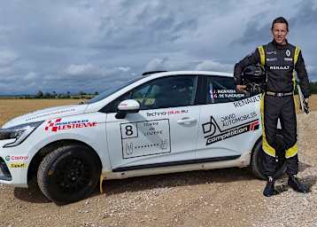 Julien Ingrassia vor seinem Rallyeauto