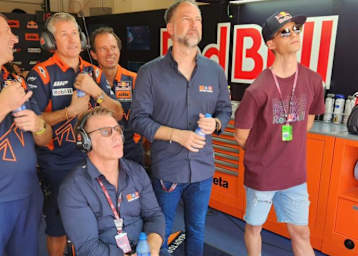 In der Box von Brad Binder: Pit Beirer, Jens Hainbach und Andrea Adamo (rechts) 