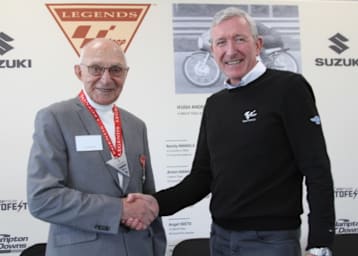 Hugh Anderson wurde von MotoGP Race Director Mike Webb geehrt