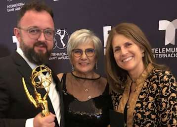 Michèle Mouton (Mitte) beim Emmy Award