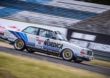 Kurt Thiim im Volvo 240 Turbo von PROsport Classic