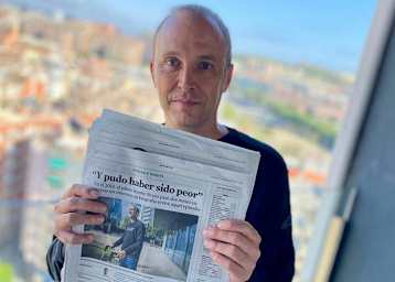 Kenny Noyes mit dem Artikel in «La Vanguardia»