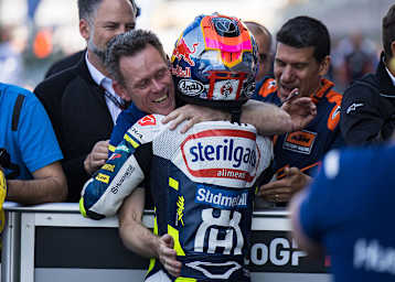 Peter Öttl im Parc Fermé mit Ayumu Sasaki