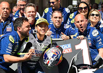 Ayumu Sasaki vorne, links hinter ihm Teamchef Peter Öttl