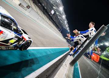 Große Freude bei Valentino Rossi und seinem Team über Rang zwei in Abu Dhabi