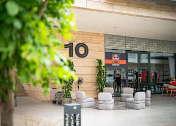 Im rundum erneuerten Paddock von Katar sind Teams, TV-Crews und Co. bereits bei der Arbeit