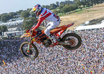 Aaron Plessinger mit der Startnummer 1 des Titelverteidigers vor der gewaltigen Zuschauerkulisse in Ernée