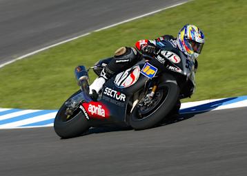 Régis Laconi sammelte 2002 auf der Aprilia Dreizylinder-Cube 33 Punkte und wurde WM-Neunzehnter