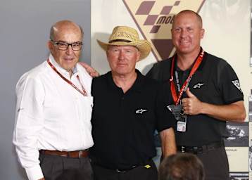 Dorna-CEO Carmelo Ezpeleta mit Kenny Roberts und dem Junior