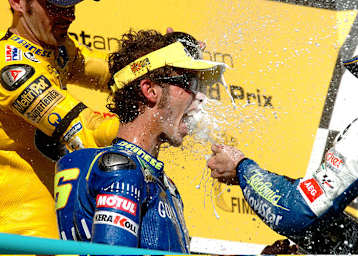 2004 Welkom/Südafrika: Rossi gewann sein erstes Rennen auf Yamaha vor den Honda-Stars Biaggi und Gibernau und zwei weiteren Honda-Piloten (Barros und Hayden) 