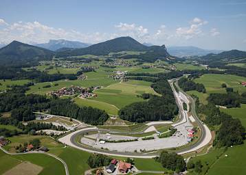 Salzburgring: Die Fahrerlagerkurve (rechts vorne) hatte damals keinen Zentimeter Sturzraum, die Leitplanken standen direkt am Fahrerbahnrand, geschützt nur durch Strohballen 