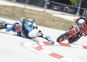 Dieser Sturz kostete Marc-Reiner Schmidt den GP-Sieg – Lukas Höllbacher (72) profitierte