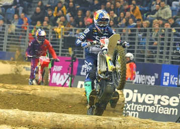 Billy Bolt vor Jonny Walker