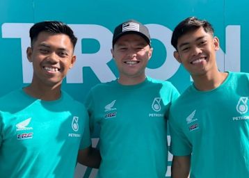 Tarran Mackenzie (mitte) mit den Norrodin-Brüdern