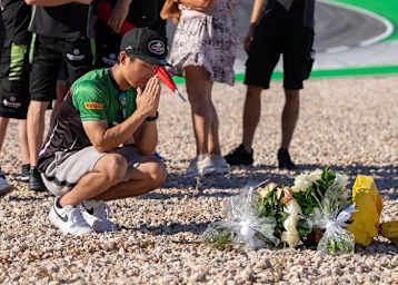 Yuta Okaya legte Blumen für Victor Steeman wieder
