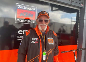 Vic Soussan auf Phillip Island hinter der Tech3-KTM-Box