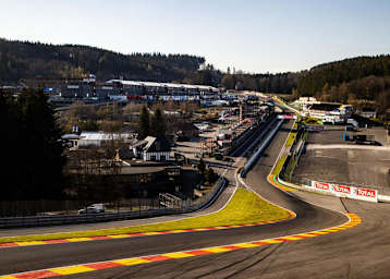 Circuit Spa-Francorchamps: Im Bergabstück bei den alten Boxen wurde nach der La-Source-Haarnadel überraschend ein «Grid» errichtet