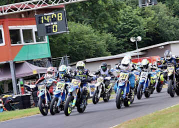 Ampel aus in Wittgenborn - Schmidt (41) Szalai (13) Beischroth (6) Joannidis (116) - Deitenbach verdeckt hinter Schmidt