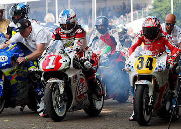 Links Kevin Schwantz auf seiner WM-Maschine von 1993, rechts Casey Stoner auf der Pepsi-Suzuki von 1989
