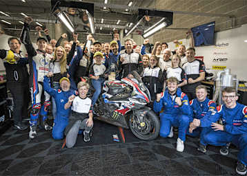 Die BMW-Mannschaft nach ihrem Sieg in Spa